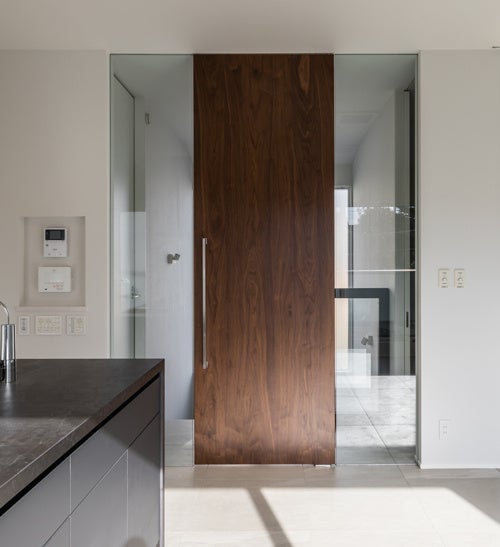 重厚感のあるリビングドア