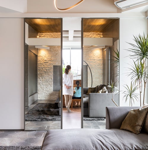 国内では珍しい全面ミラードア