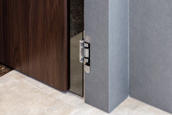 ドイツ製の高品質ヒンジでしっかりホールド