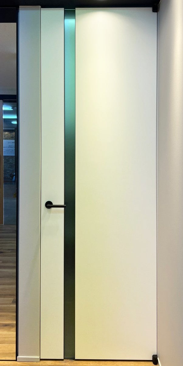 スルーガラスの側面を黒にして アクセントを効かせた「ブラックライン」