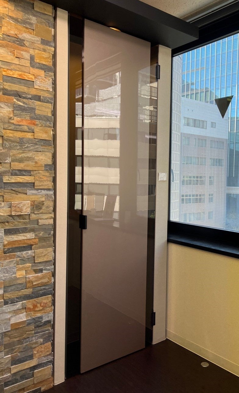 扉の両側にガラスを配置した「ミラノ」