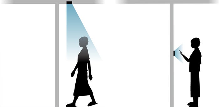 従来の壁付センサータイプ(左)と新商品の天井センサータイプ(右)