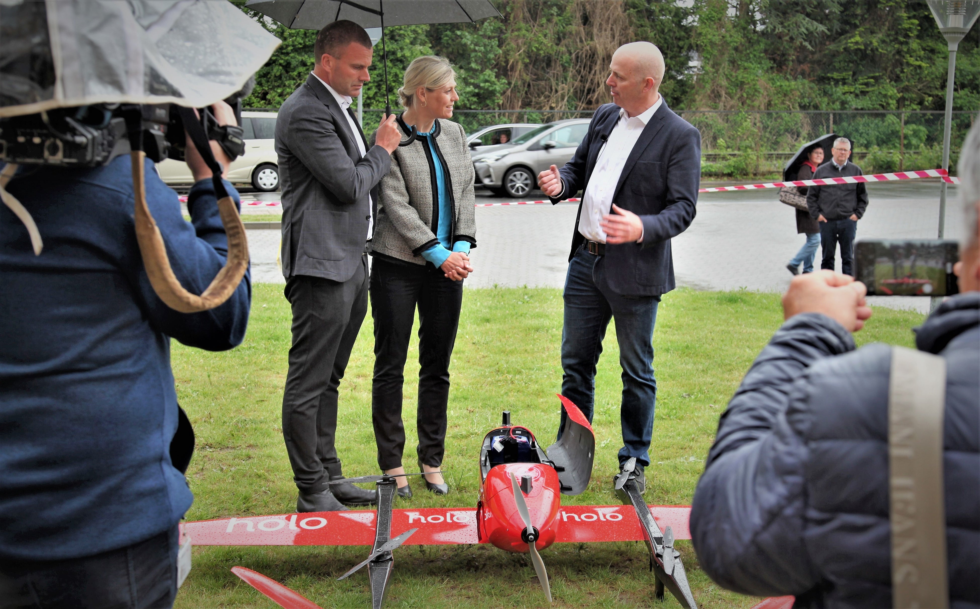 デンマーク初の健康ドローンを無線接続で送り出す準備をするデンマーク交通大臣のTrine Bramsen氏（トライン・ブラムセン）