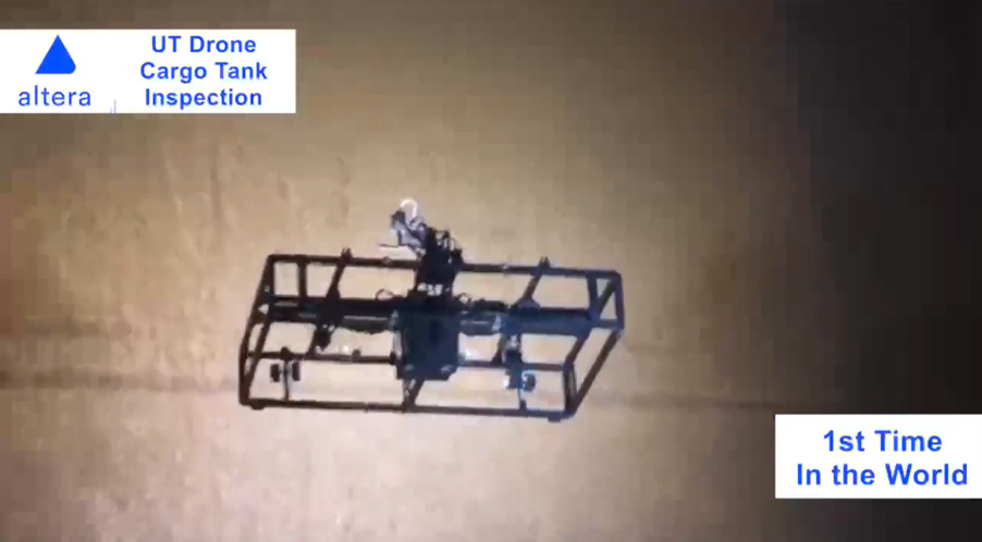 「UTドローン」を用いた船舶点検の様子