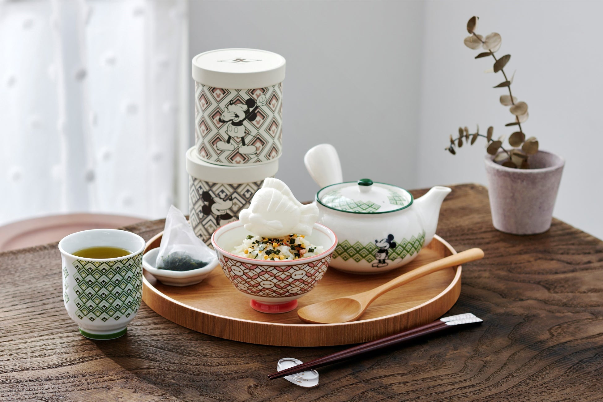 老舗茶舗 上林春松本店 とディズニーストアの共同企画商品が初登場 春にぴったりな和テイストの商品を3月29日 火 より順次発売 ウォルト ディズニー ジャパン株式会社のプレスリリース 老舗茶舗 上林春松本店 とディズニーストアの共同企画商品が初登場 春にぴったりな和テイストの商品を3月29日 火 より順次発売 ウォルト ディズニー ジャパン株式会社のプレスリリース