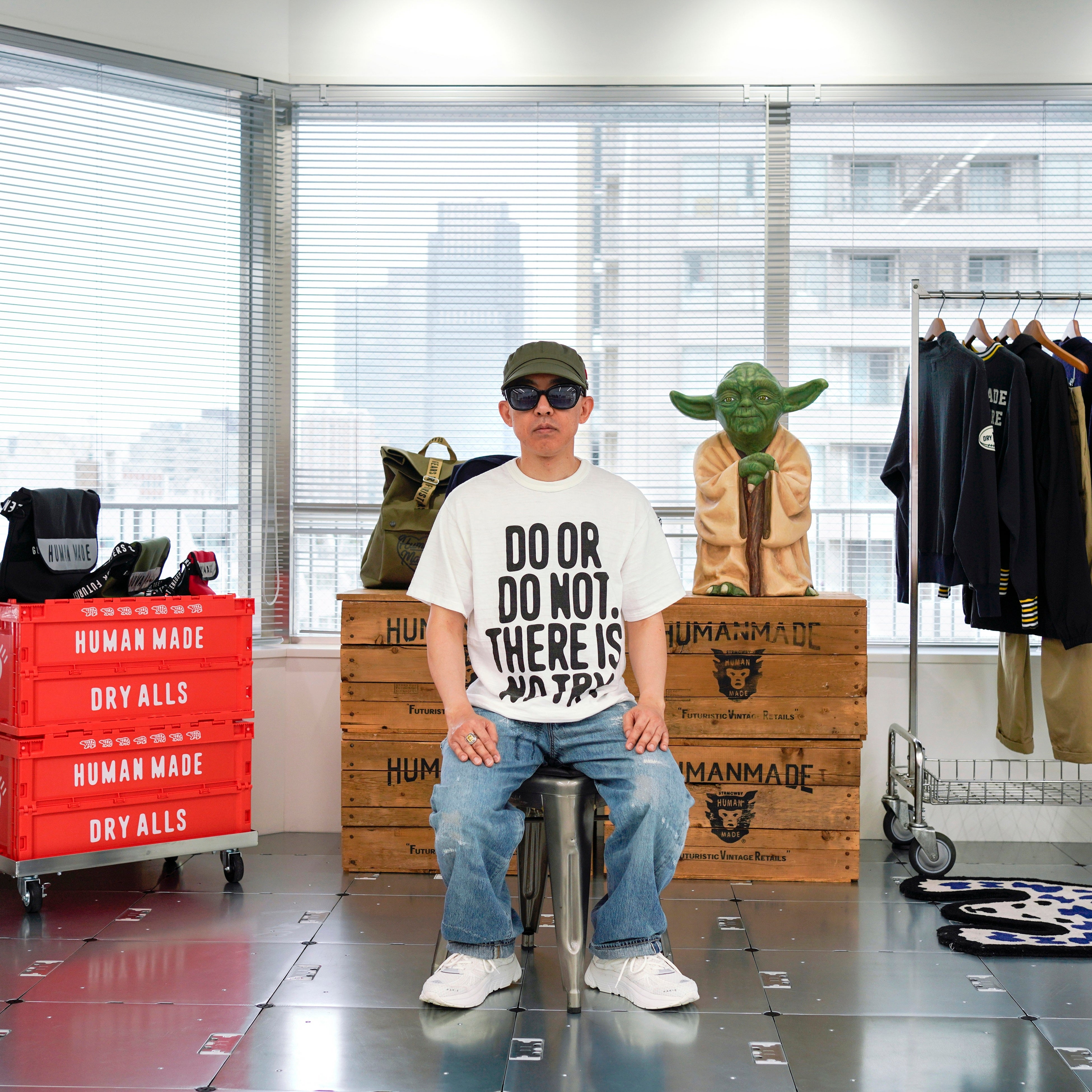 日本のファッションデザインとストリートカルチャーのパイオニアである NIGO🄬は、『スター・ウォーズ』の人気キャラクター、 ヨーダの実物大の紙粘土作品を出品