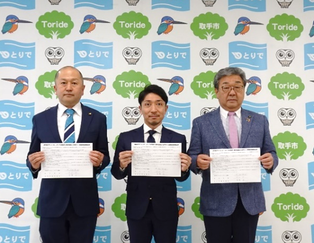 「5月1日に開催された対談の様子」左から取手市議会議長　岩澤信、アドバンスト・メディア取締役　大柳伸也、取手市長　中村修