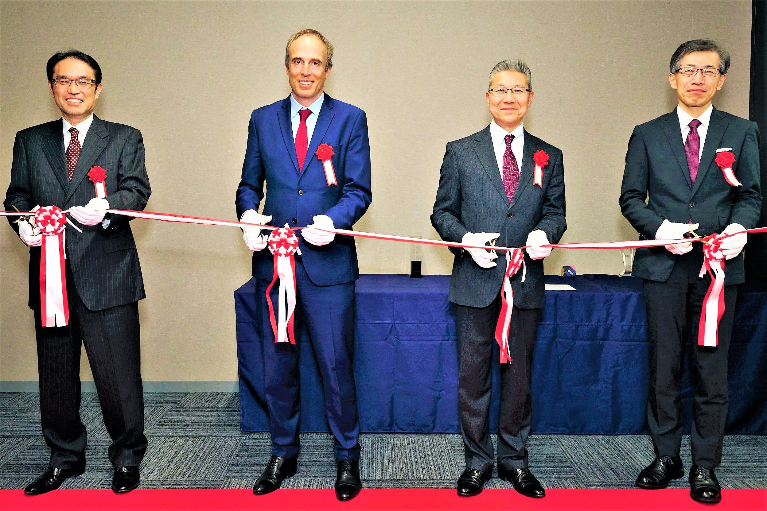 左から：マーキュリーエレベータ 取締役 三浦 猛、日本オーチス・エレベータ 代表取締役社長 ティボー・ルフェビュール、マーキュリーエレベータ 代表取締役社長 遠藤 達也、マーキュリーエレベータ 監査役 川上 和哉