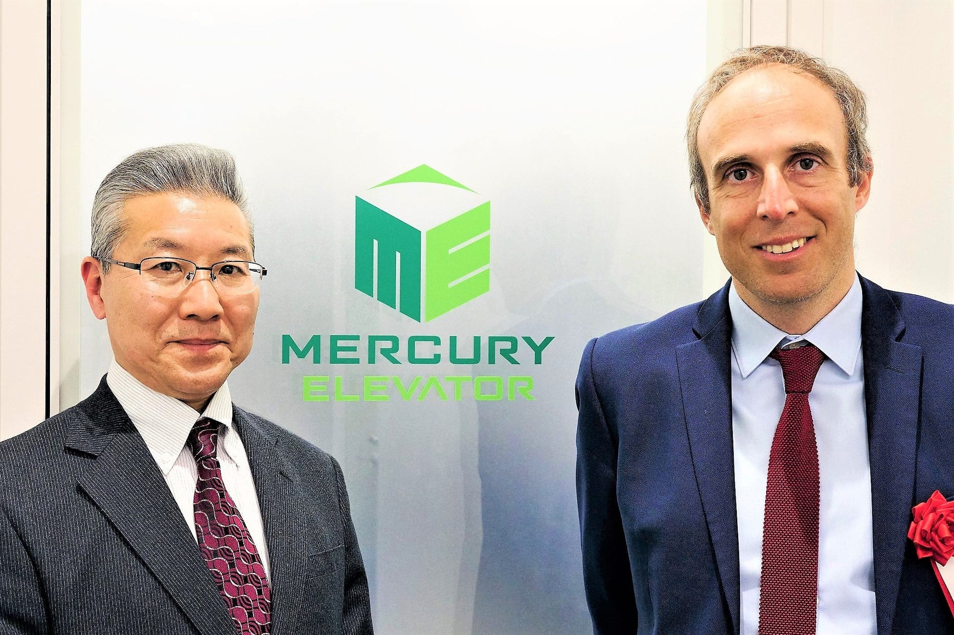 左から:マーキュリーエレベータ 代表取締役社長 遠藤 達也、 日本オーチス・エレベータ 代表取締役社長 ティボー・ルフェビュール
