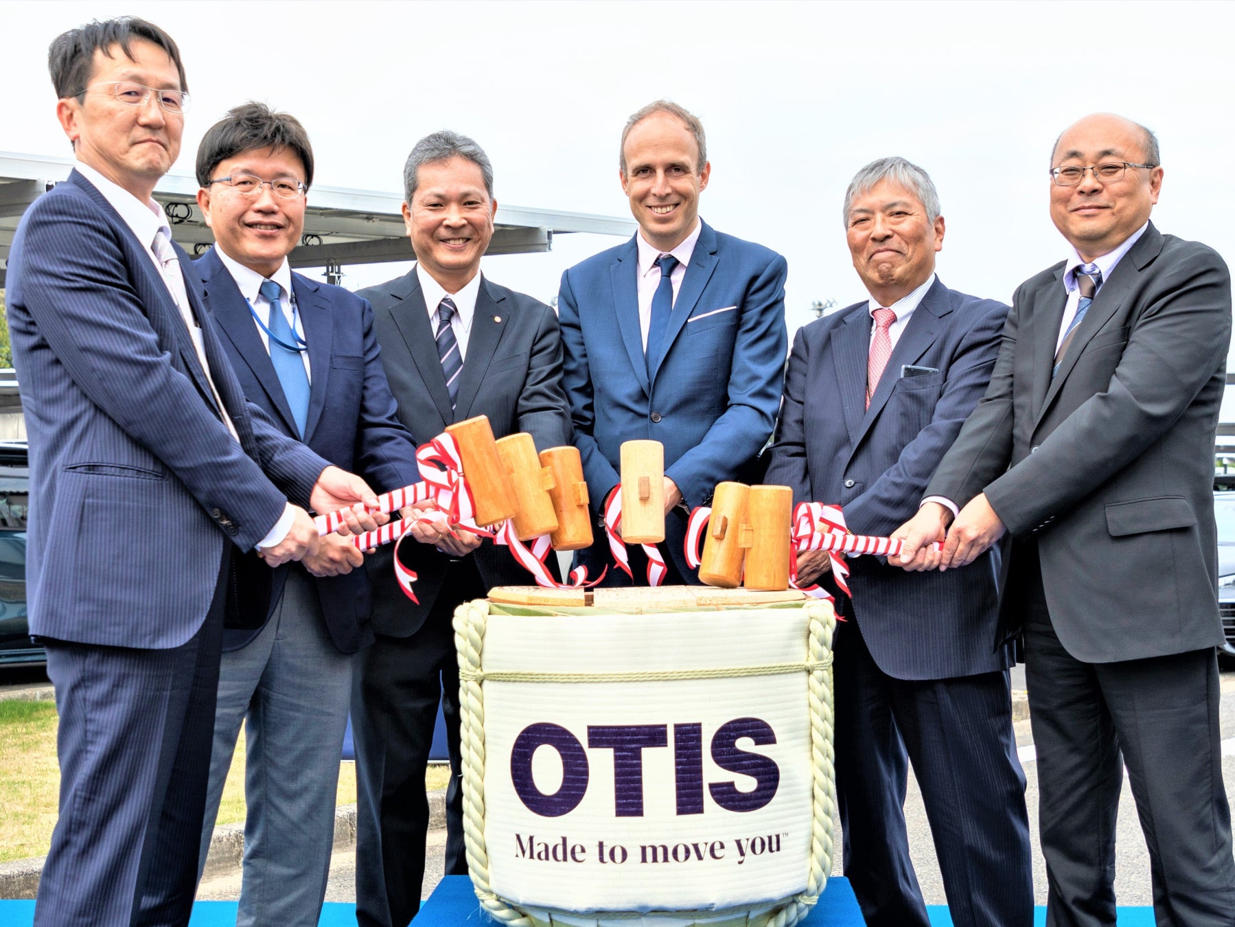 日本オーチスの経営陣 - 左から 品質本部 本部長 青石 義人 エンジニアリング本部 本部長 大豊 浩史 安全衛生環境部 ダイレクター 堀野 修二  代表取締役社長 ティボー・ルフェビュール 代表取締役 多田 弘之 CL&PC本部 本部長 新井 卓