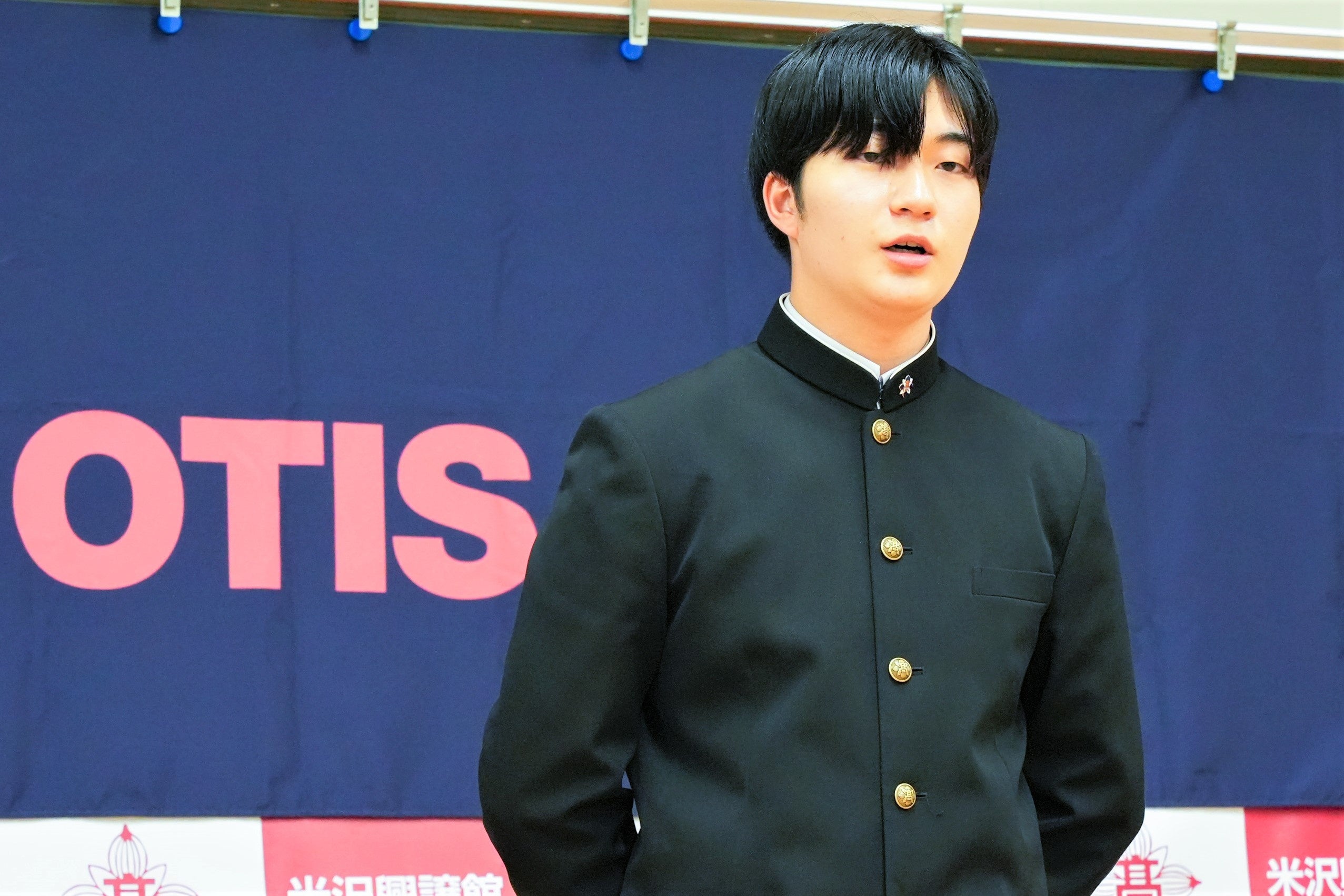 授賞式でスピーチする米沢興譲館高等学校3年生、新野暖仁さん