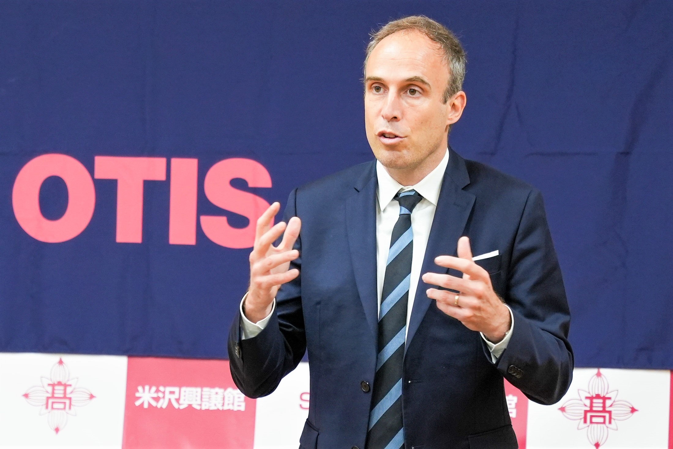 授賞式でスピーチする日本オーチス社長、ティボー・ ルフェビュール