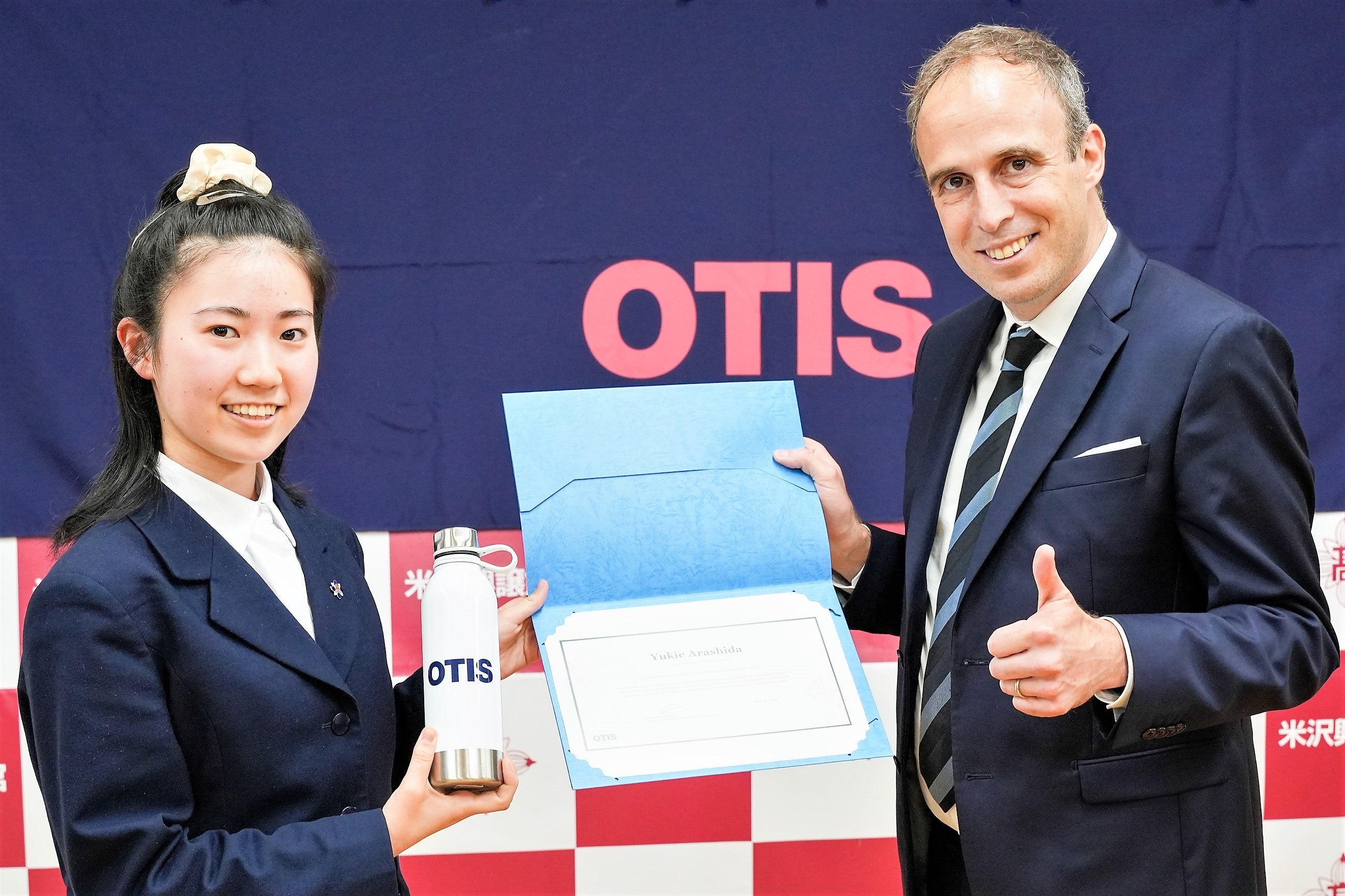 修了証書を受け取る米沢興譲館高等学校3年生、嵐田倖永さん