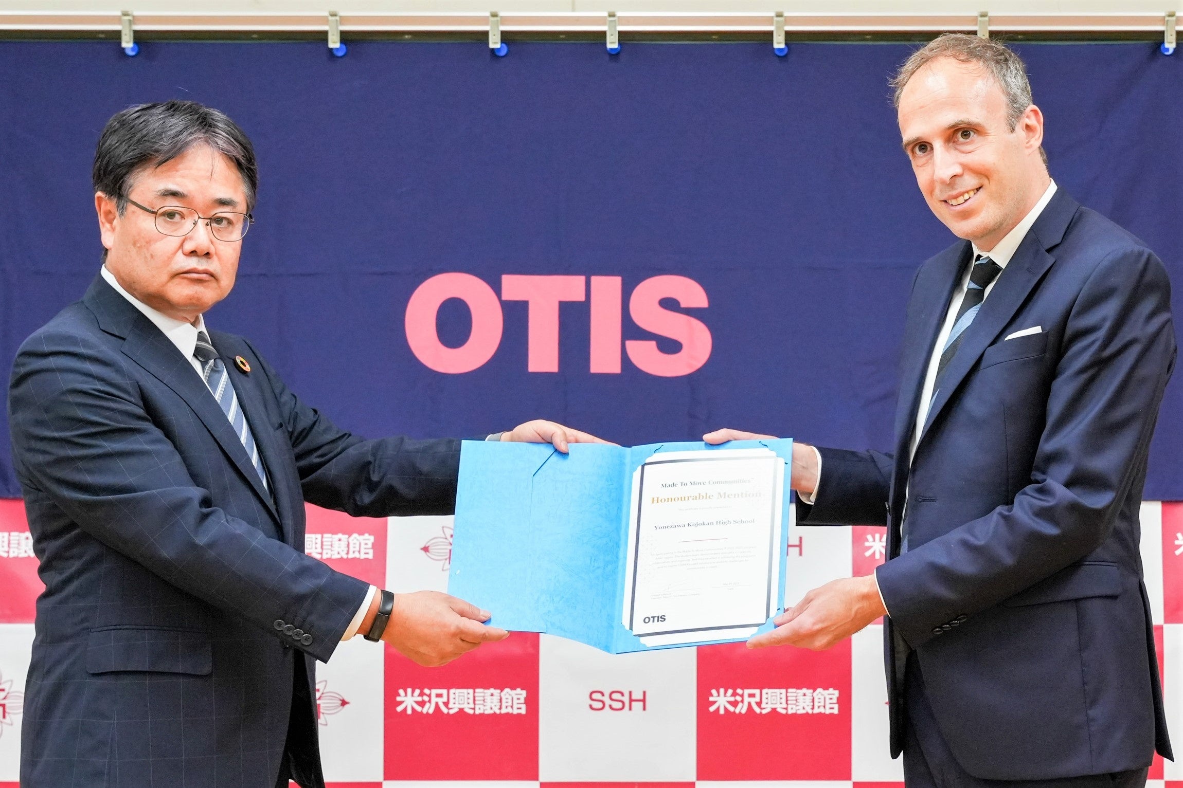 特別賞を受け取る米沢興譲館高等学校、曽根伸之校長先生