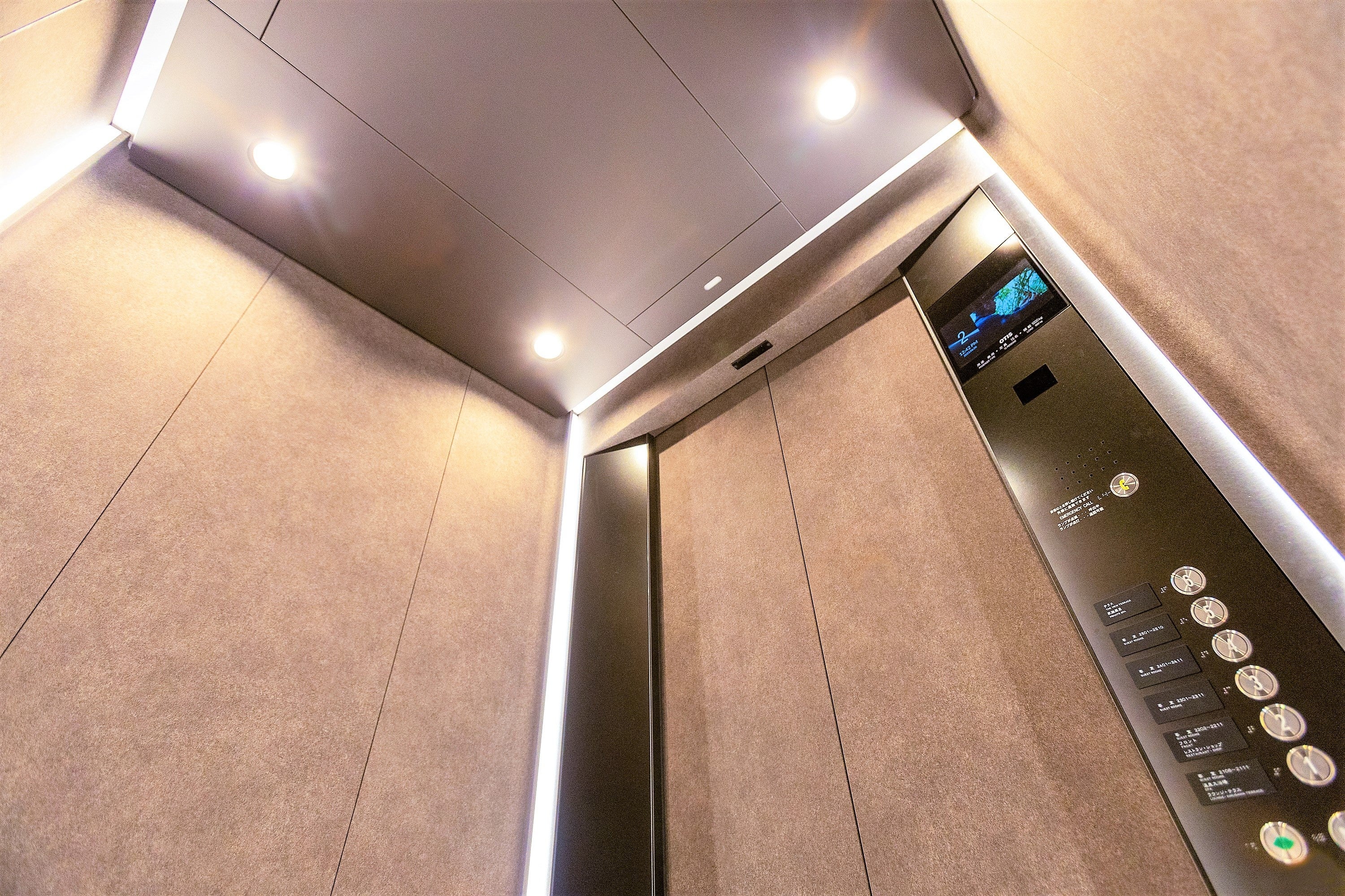 エレベーター内部（Ambianceデザイン）