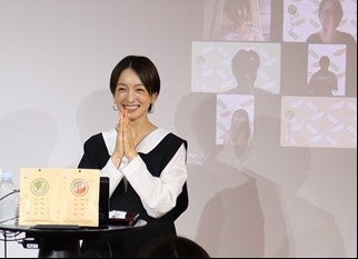 会場・オンラインの参加者の皆さんと一緒に 高山さんも「だしごこち」をいただきます♪