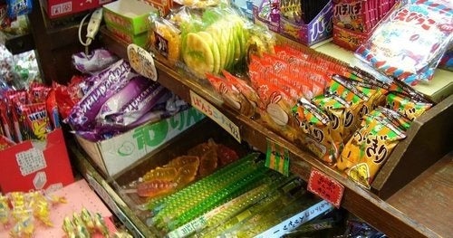 プログラム修了生が運営する駄菓子屋さん。駄菓子と遊び道具を用意して、子どもが気軽に立ち寄れる場となっています。