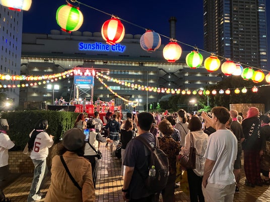 都会の夜景と提灯が重なる1978年から40年以上続く池袋の夏の風物詩「第47回 サンシャインシティ納涼盆踊り大会」*7月30日(木)~8月1日(土)19:00~21:15* 都会の夜景と提灯が重なる1978年から40年以上続く池袋の夏の風物詩「第47回 サンシャインシティ納涼盆踊り大会」*7月30日(木)~8月1日(土)19:00~21:15*