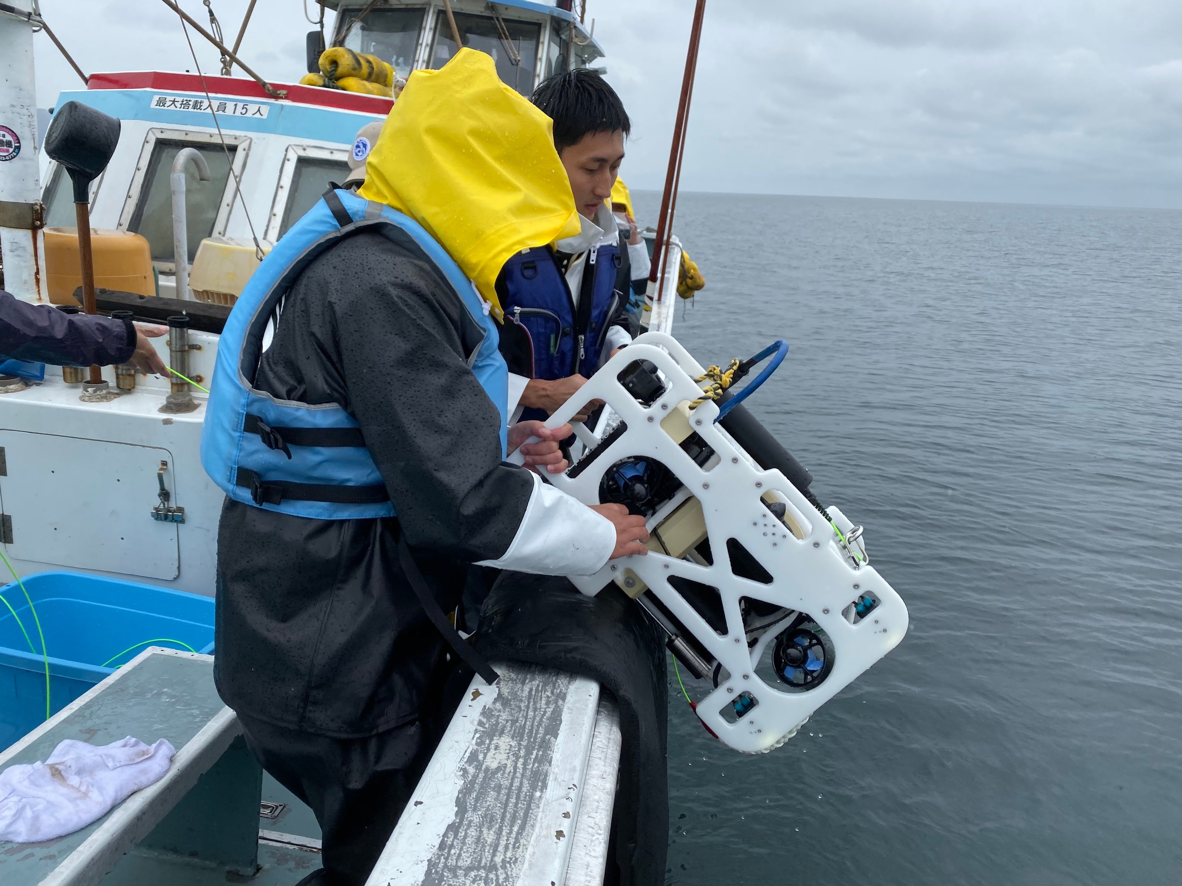 水中ドローンを海へ