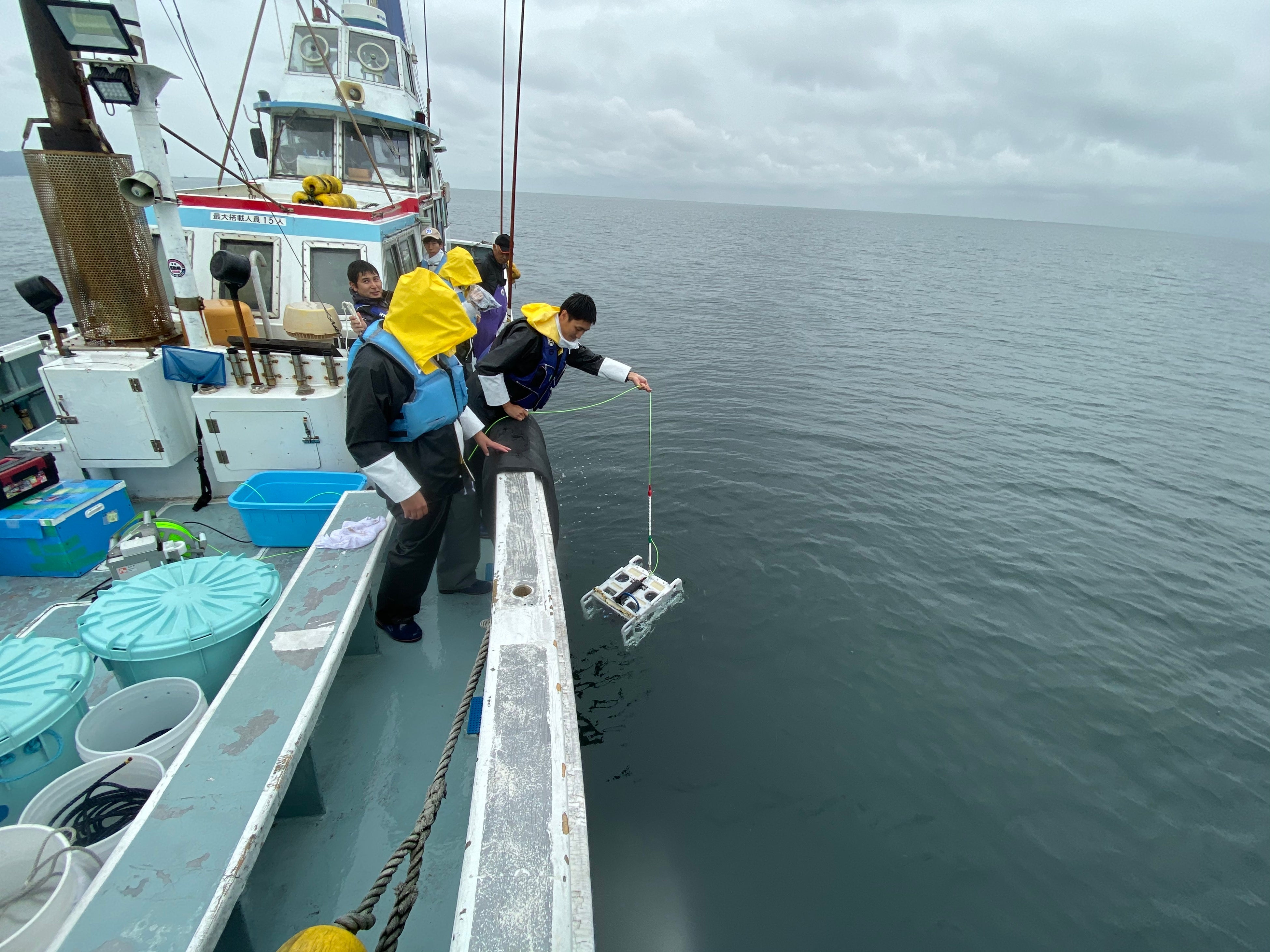 水中ドローンを海へ