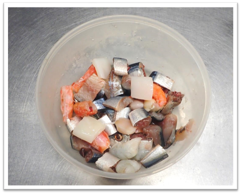 ゾウギンザメのエサ（切った後）