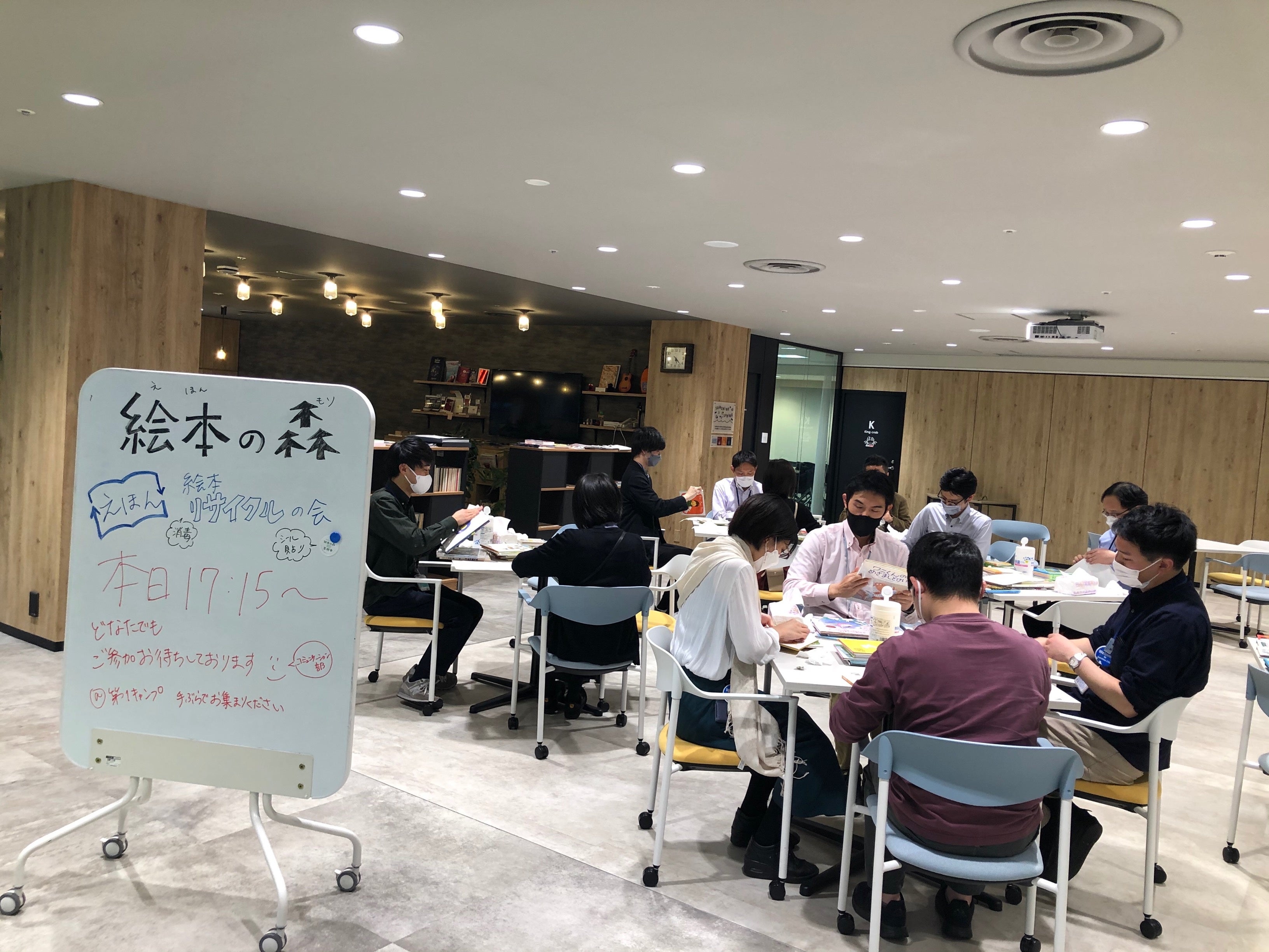 回収された絵本をサンシャインシティグループの社員で消毒