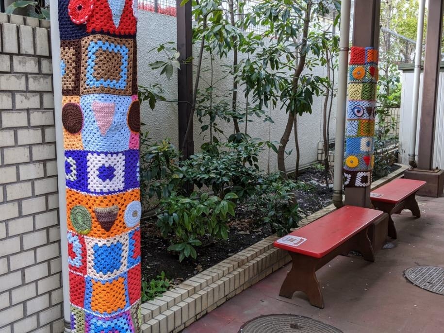 豊島区介護予防センターに飾られた編みモチーフ