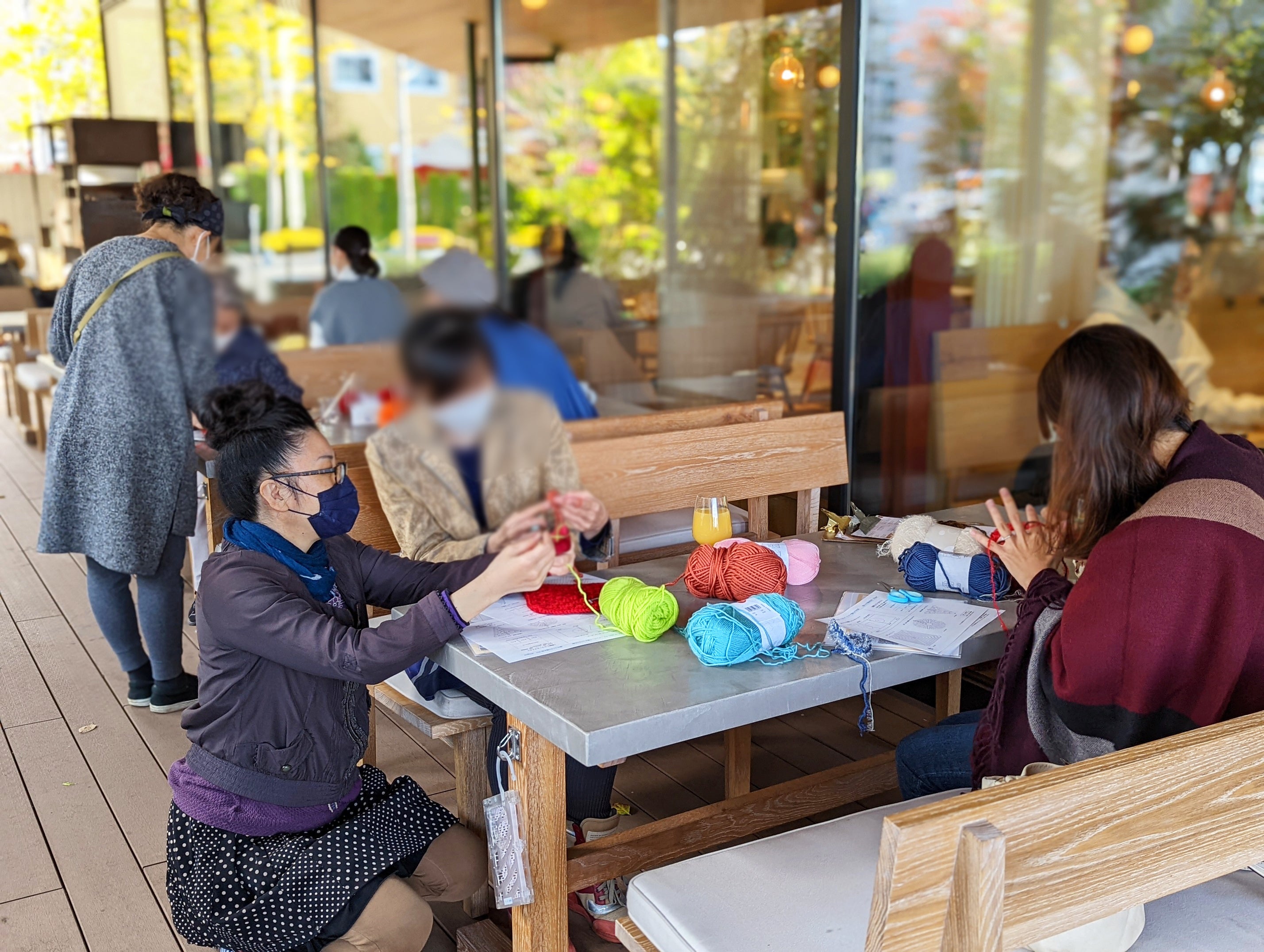 IKE・SUNPARK内でモチーフを編むワークショップの様子