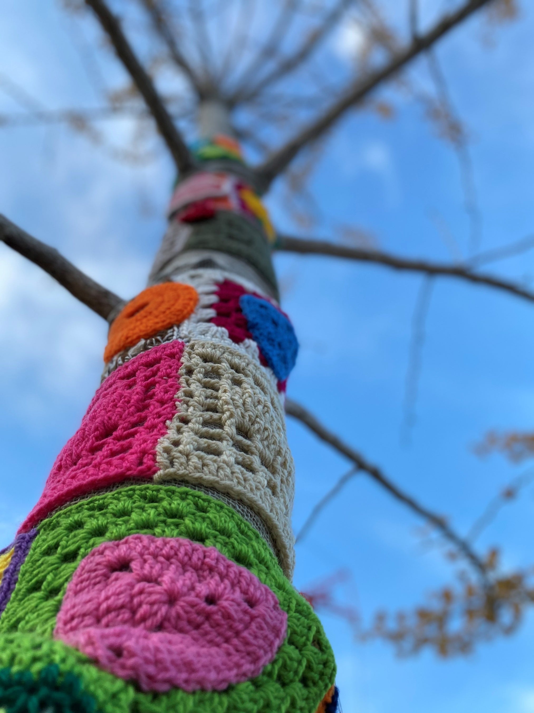 IKE・SUNPARK内の樹木や休憩スペースを編みモチーフで彩る