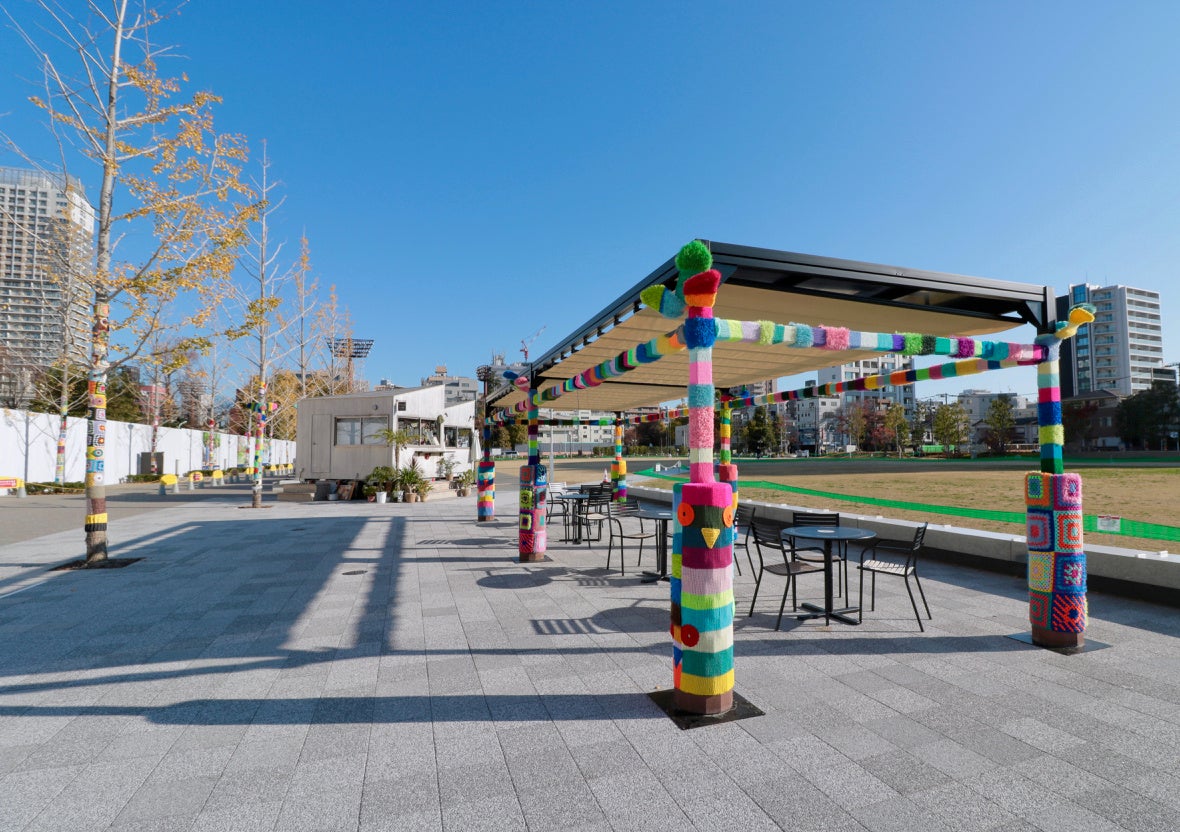 IKE・SUNPARK内の樹木や休憩スペースを編みモチーフで彩る