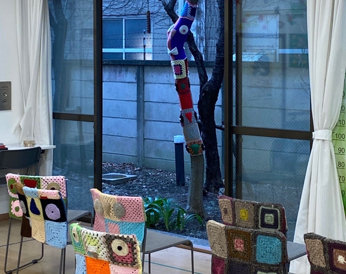 豊島区介護予防センターに飾られた編みモチーフ