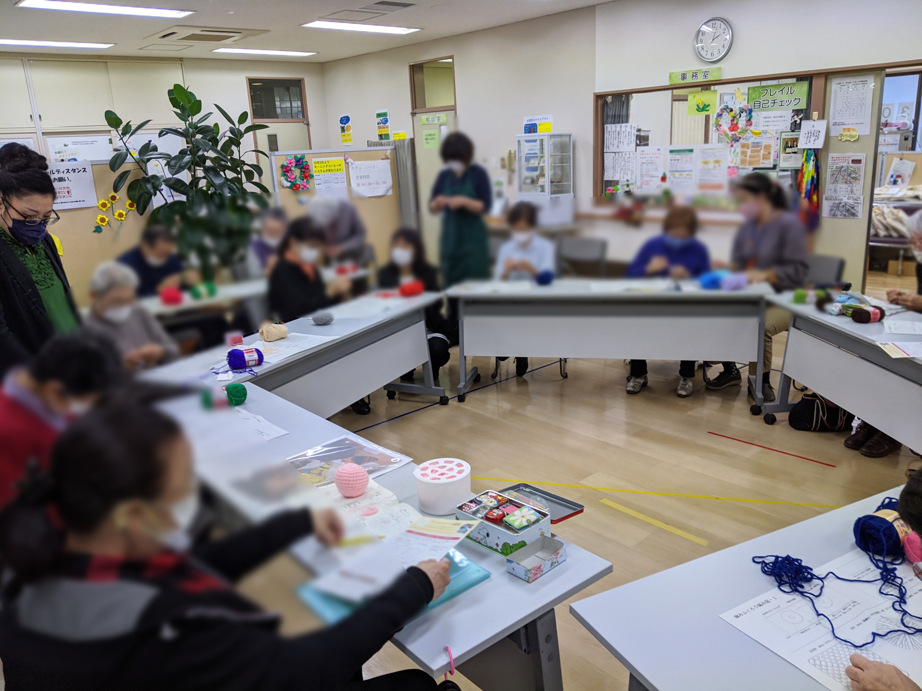 豊島区介護予防センターで参加者と一緒に制作