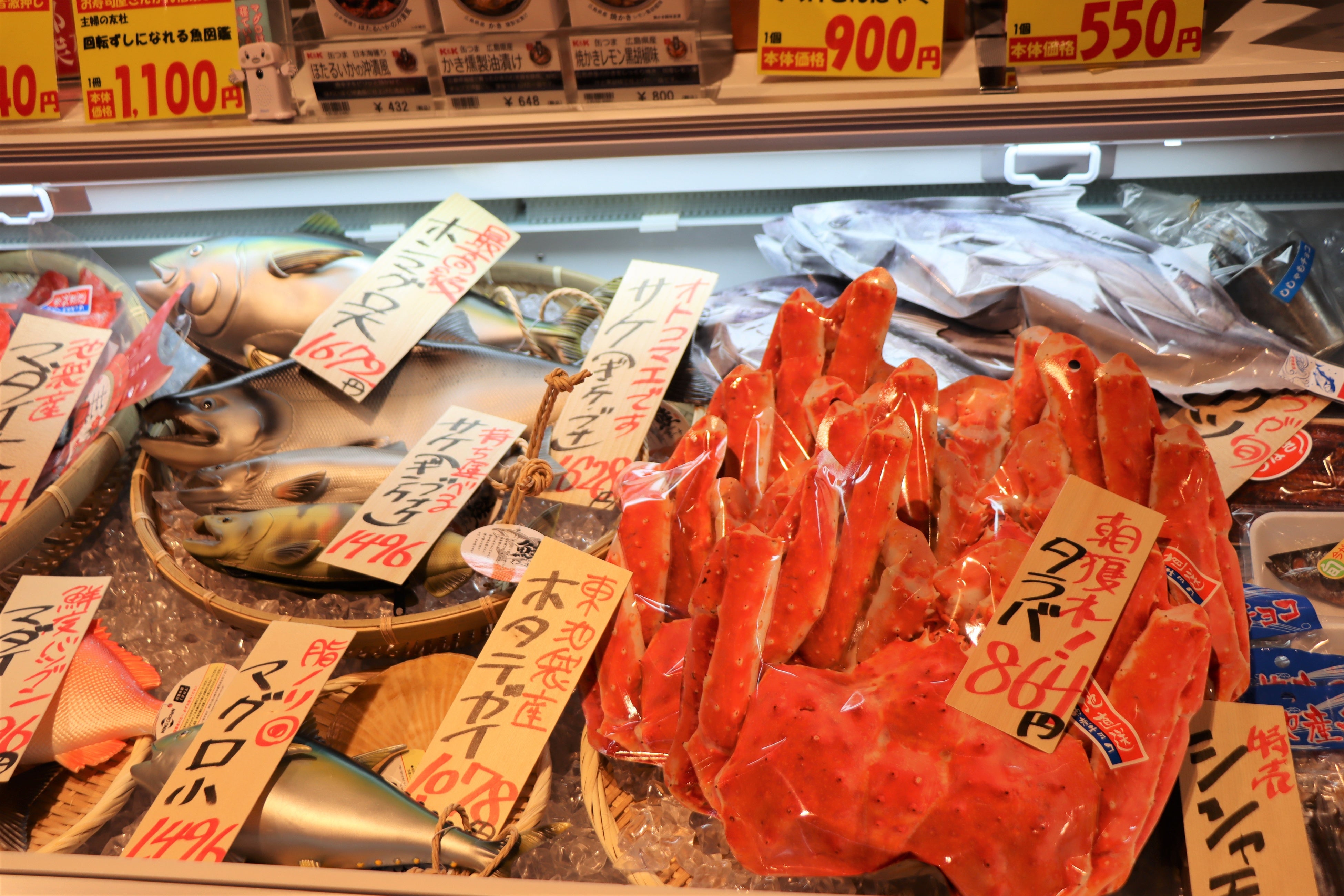 鮮魚コーナーのような売り場では鮮魚をモチーフにした商品を販売