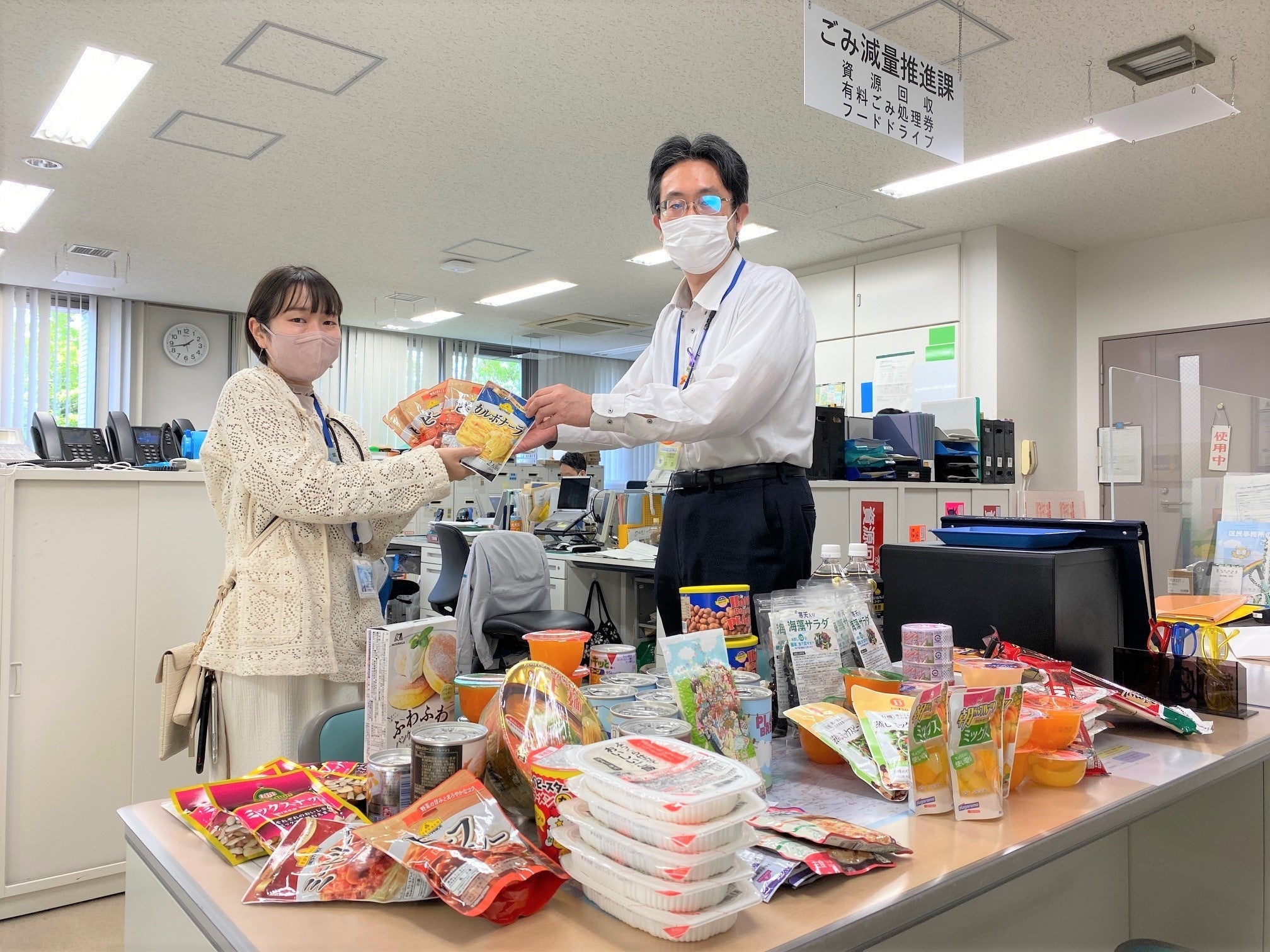 豊島区の受付窓口に食品を届けた様子