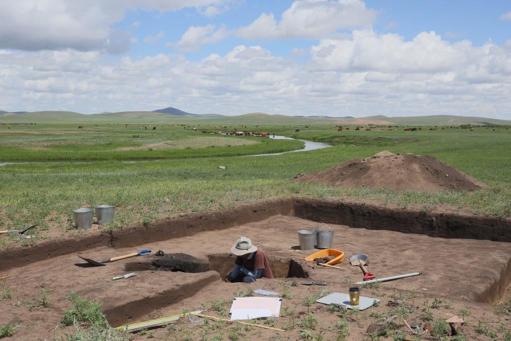 モンゴル国ズーン・ウリーン・アダク遺跡（匈奴の製鉄遺跡）の発掘調査（講師撮影）