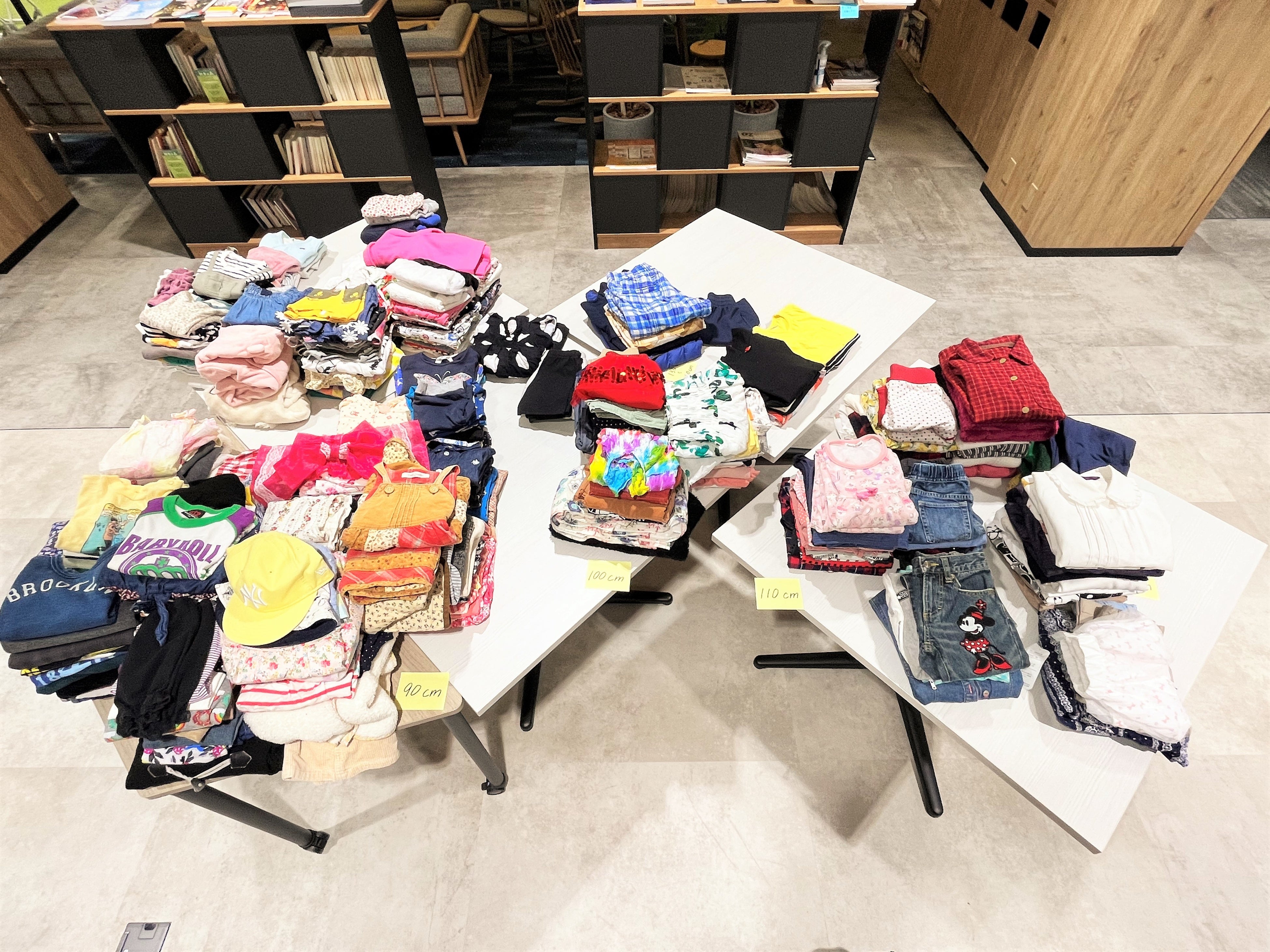 集まった子ども服はサイズごとに仕分け実施