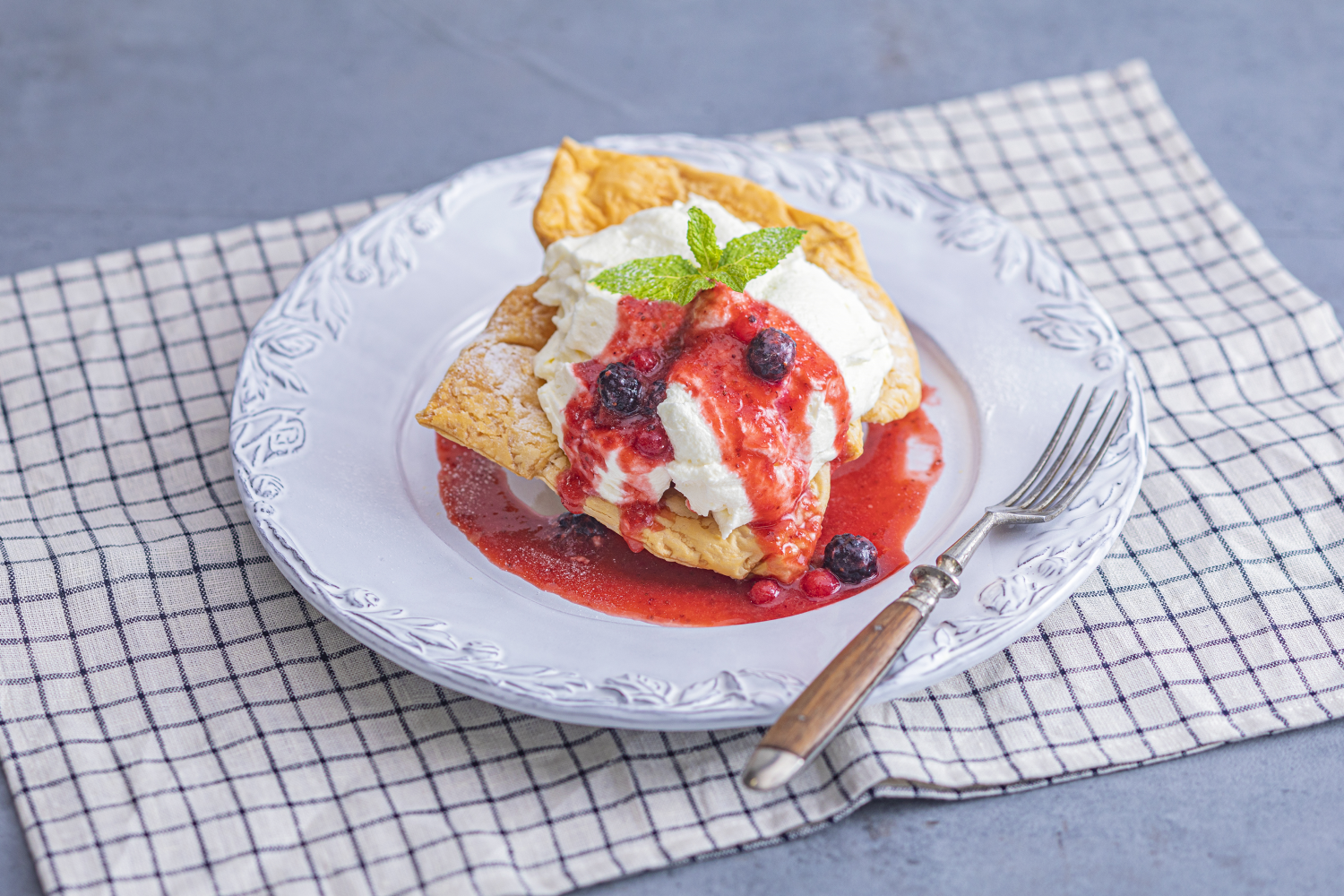 ラ・メゾン アンソレイユターブル 「夏あかりのアップルパイ～ベリーソース～」 1,100円