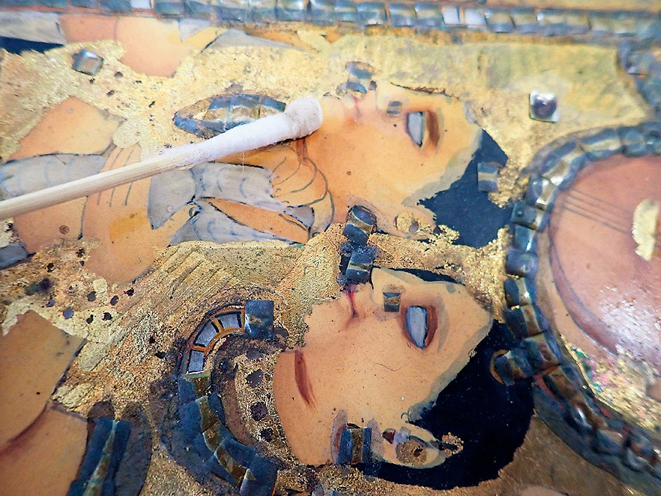 ガラス絵の裏面 (写真提供：たけのした工房)