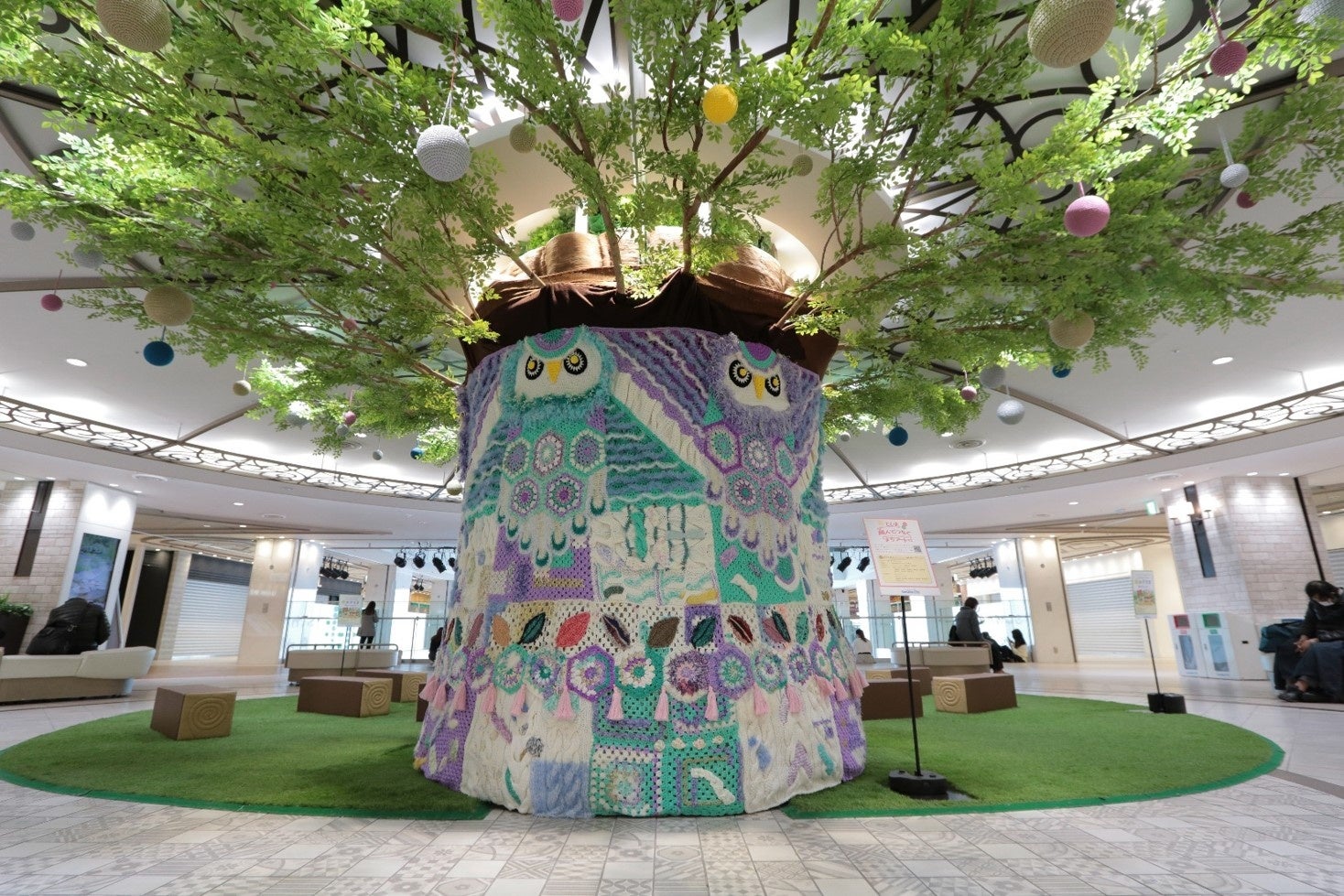 ❷サンシャインシティ（アルパ１F噴水吹抜前広場　絵本のひろば）