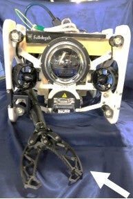 アームを取り付けた水中ドローン