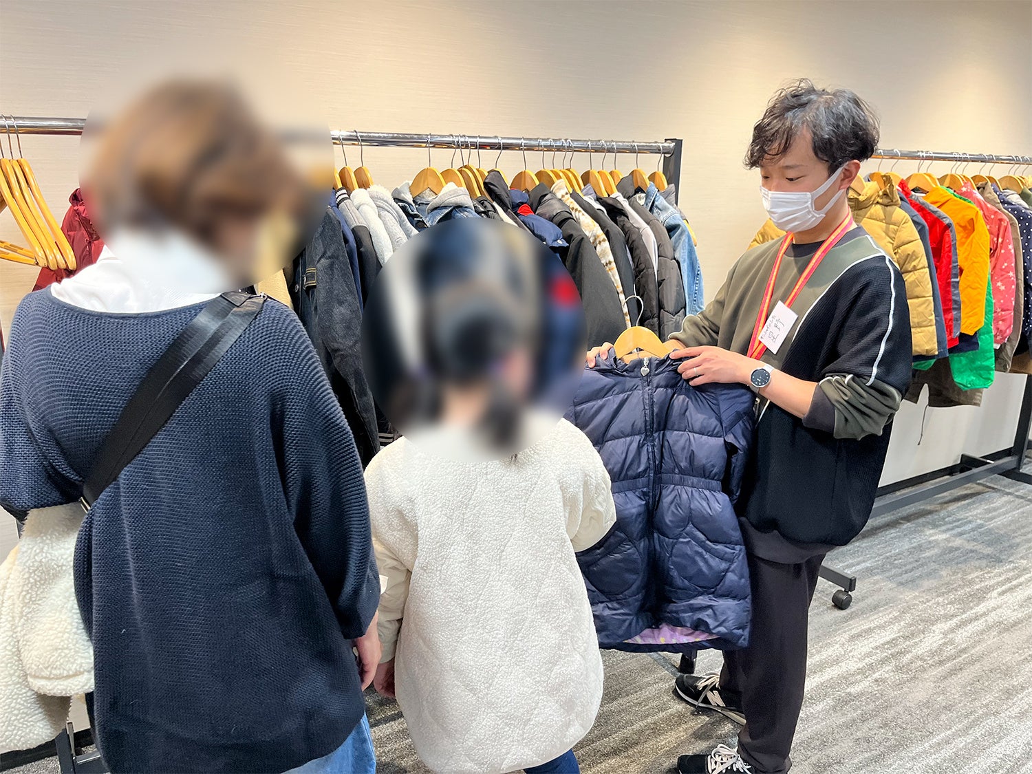 ご家族で子ども服を選ぶ様子