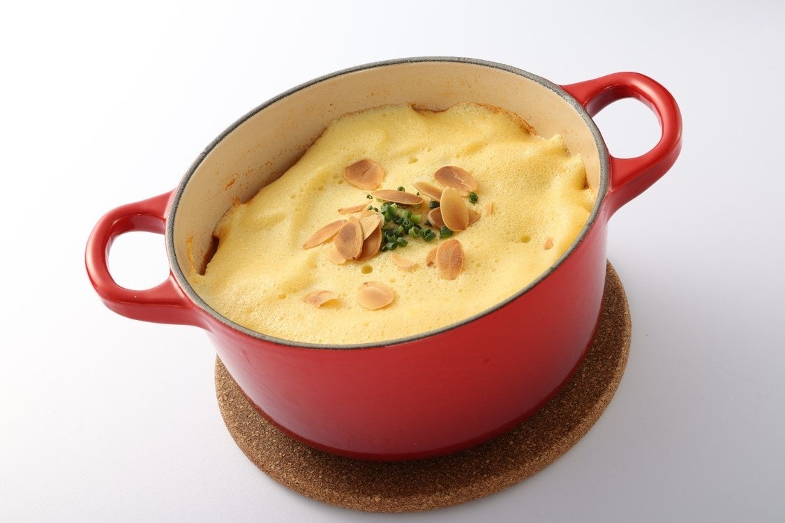 トマトとアーモンドミルクのスフレ茶鍋　単品1,100円（ドリンクセット1,540円）