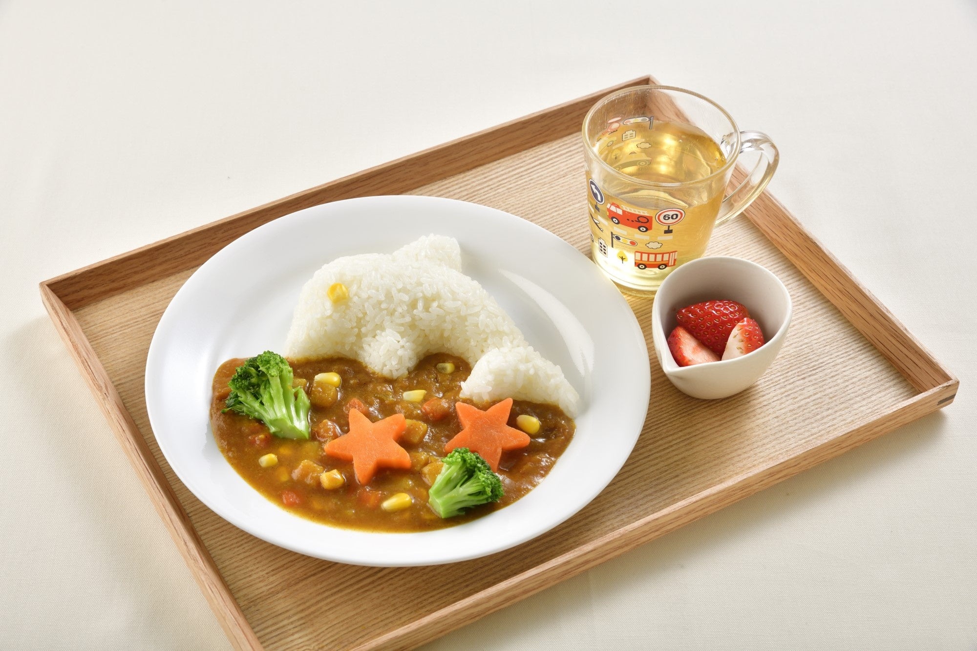 茶鍋カフェ・カグラザカ サリョウ「低アレルゲン 海辺のイルカレー（デザート・ドリンク付）」 715円