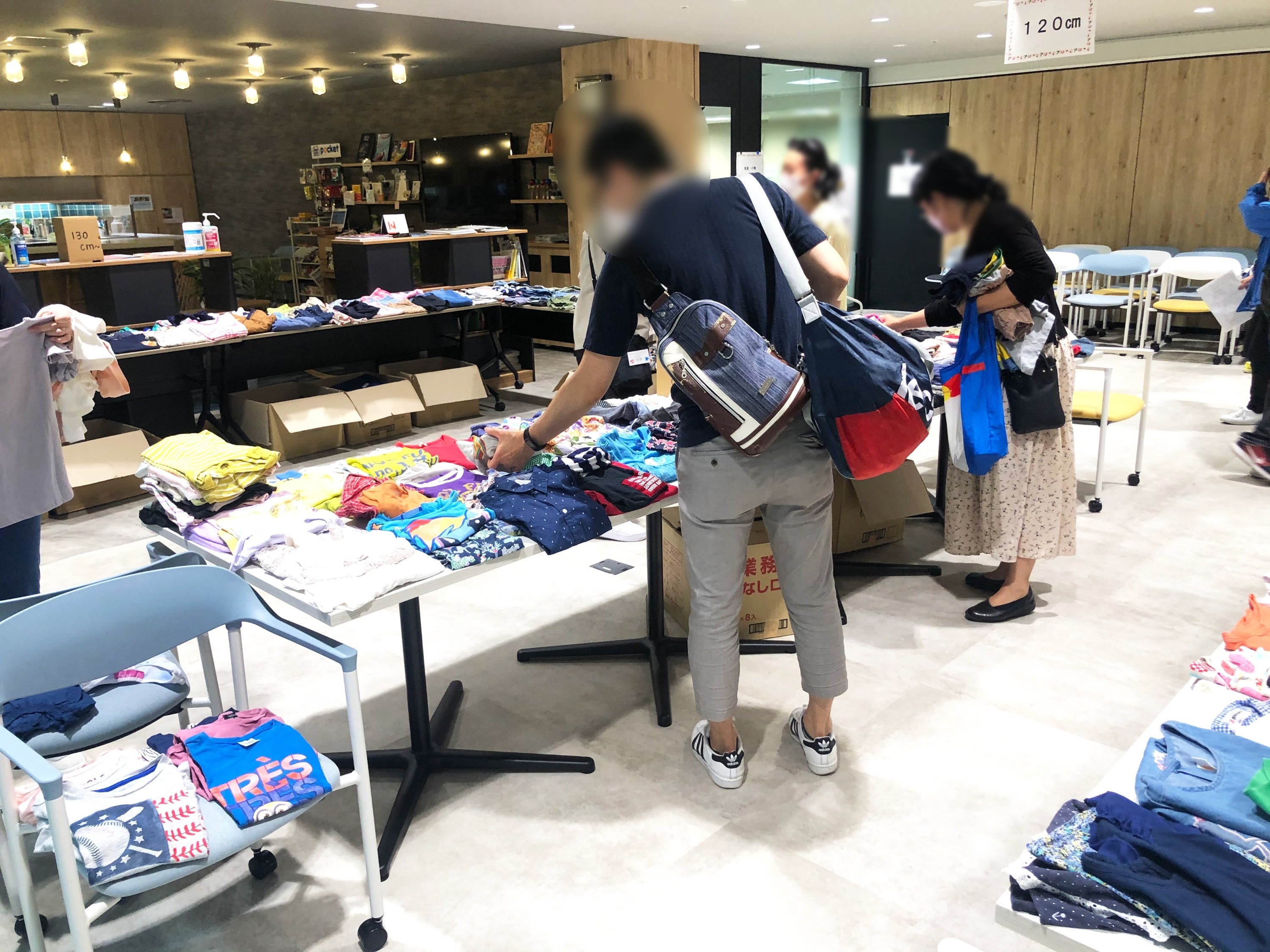 子ども服を選ぶ様子