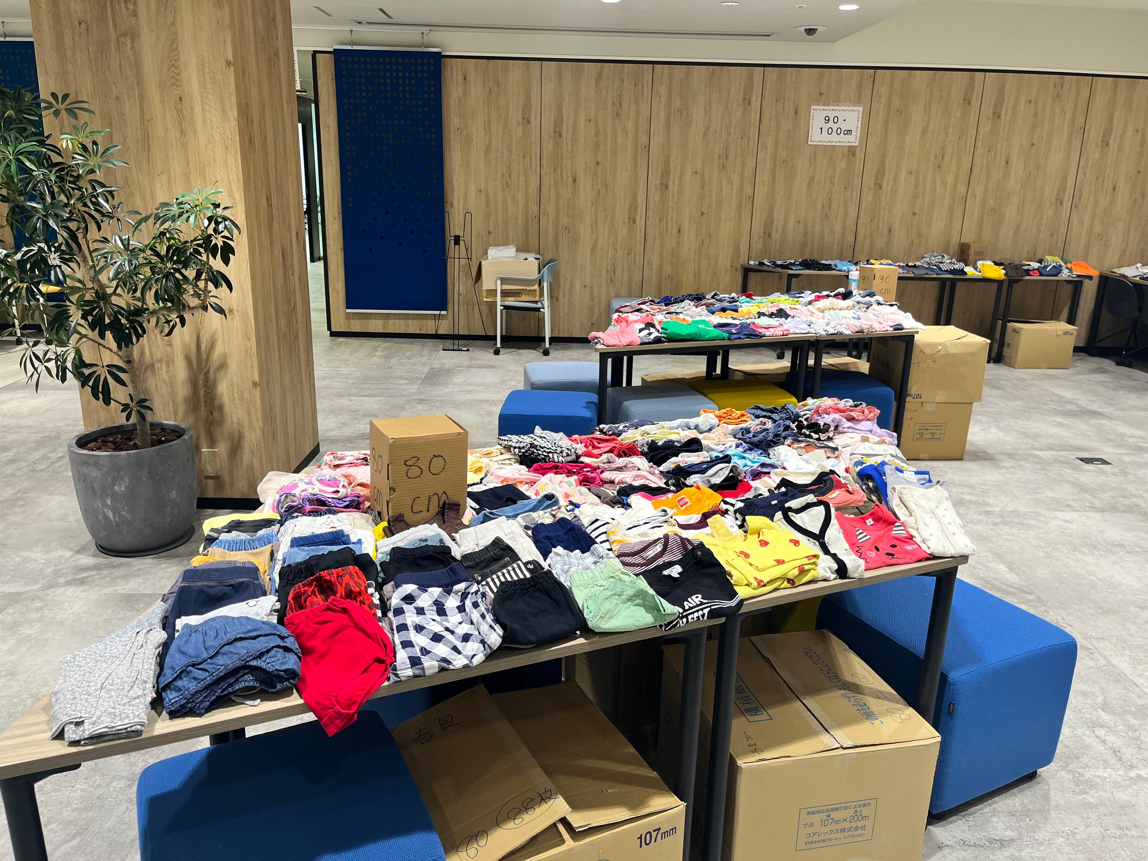 サイズごとに分けられた子ども服