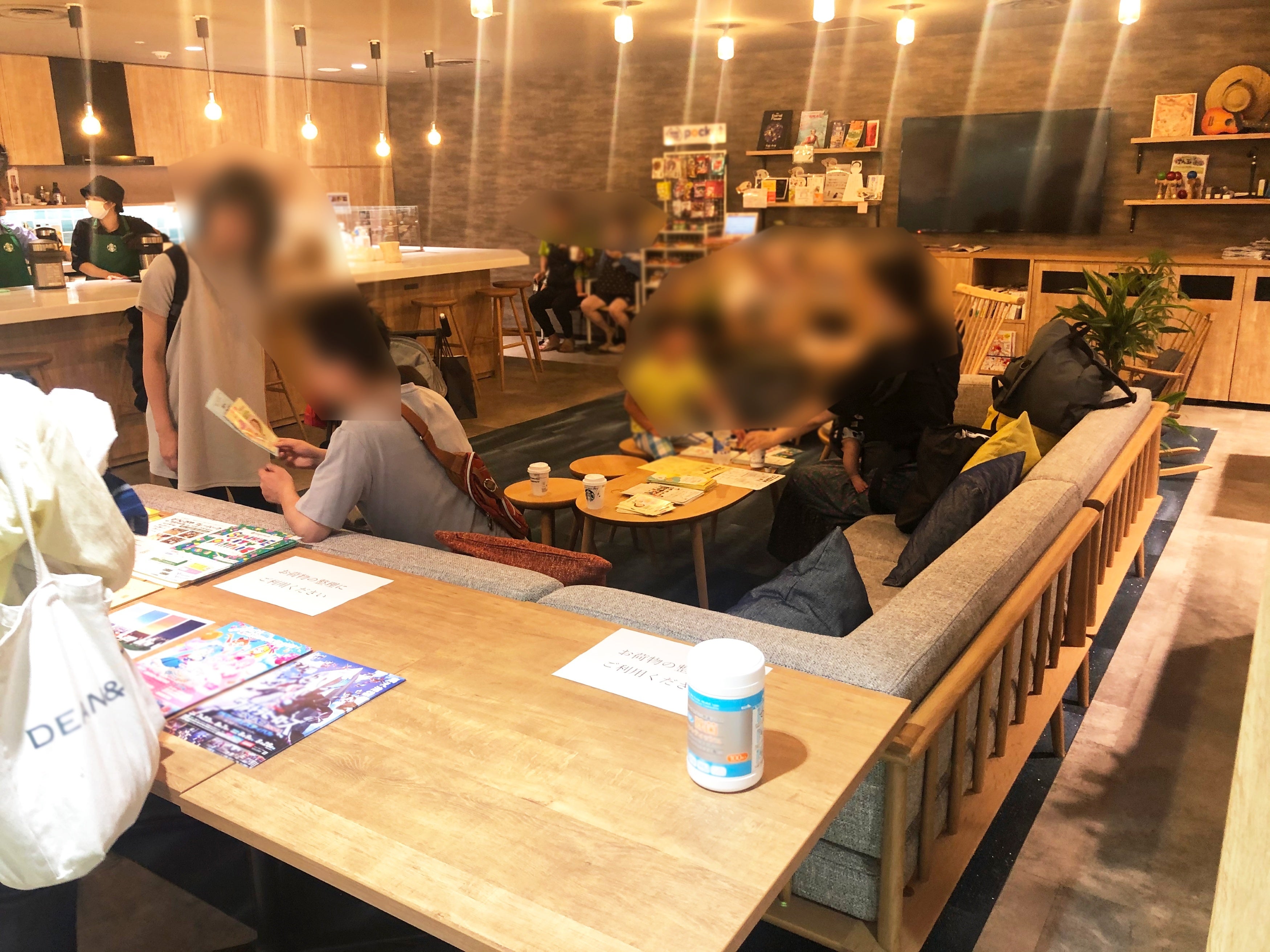 休憩スペースで団らんするご家族の様子