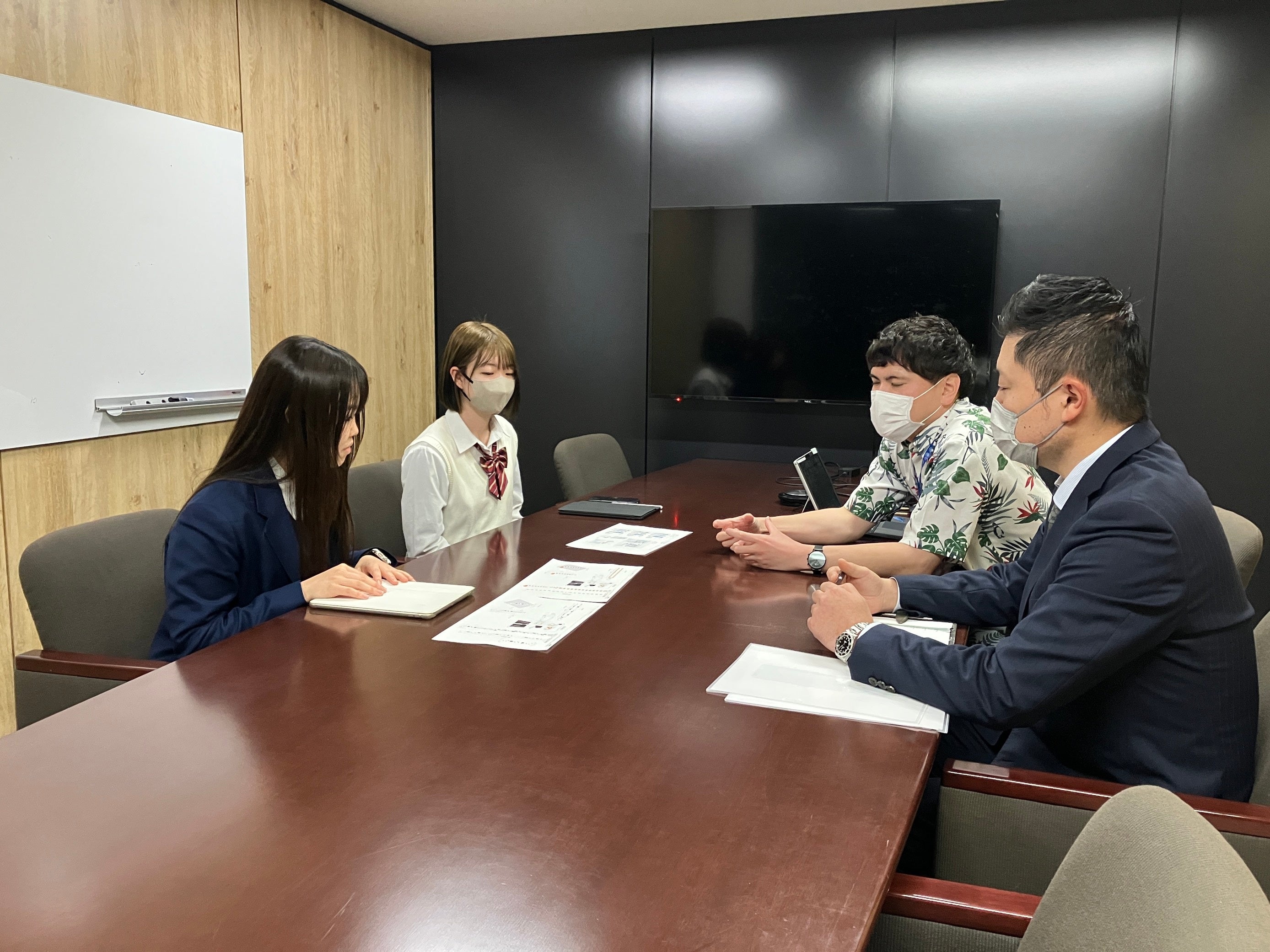 グッズ制作会社とのミーティングの様子