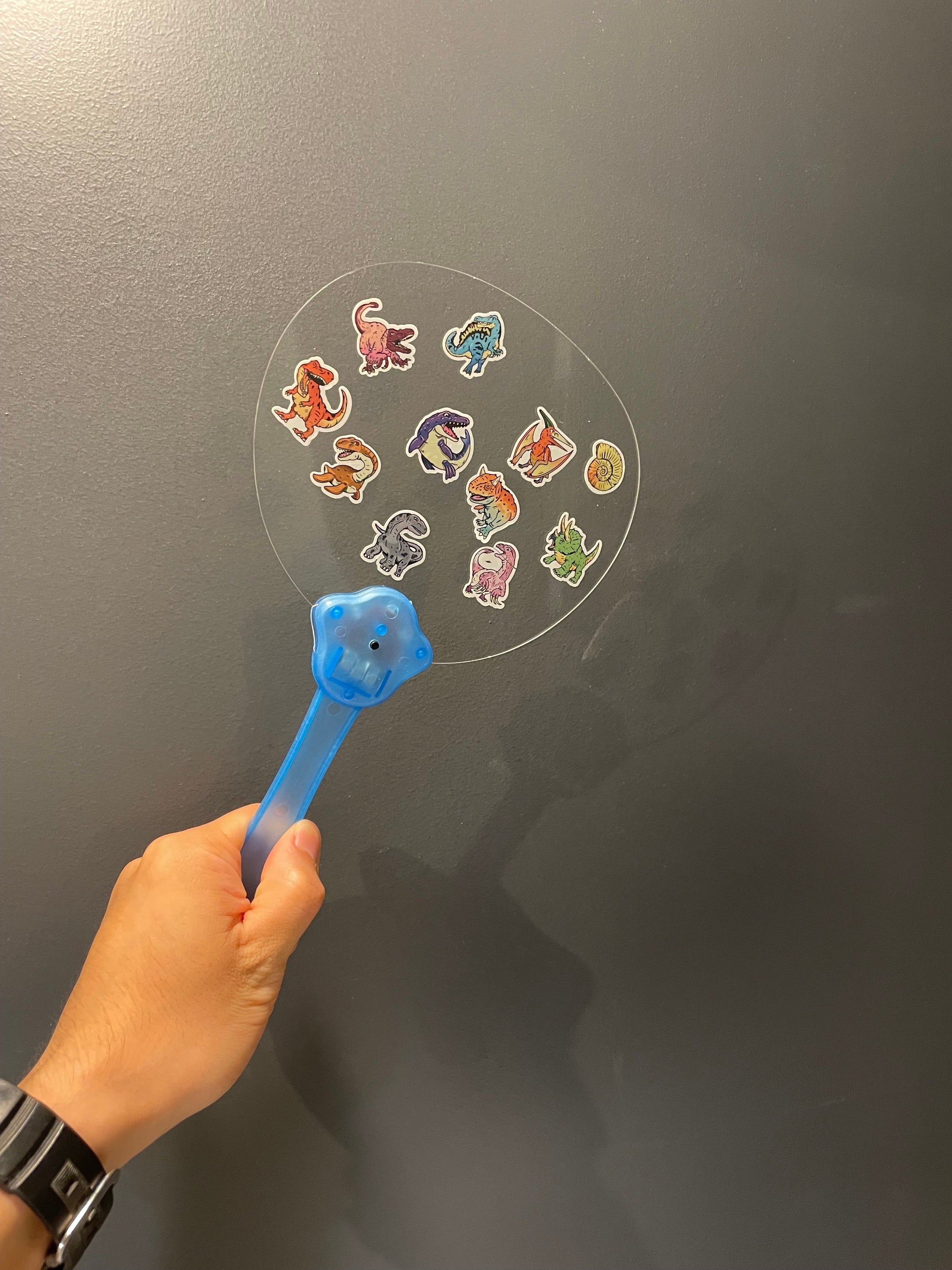 光る恐竜うちわ