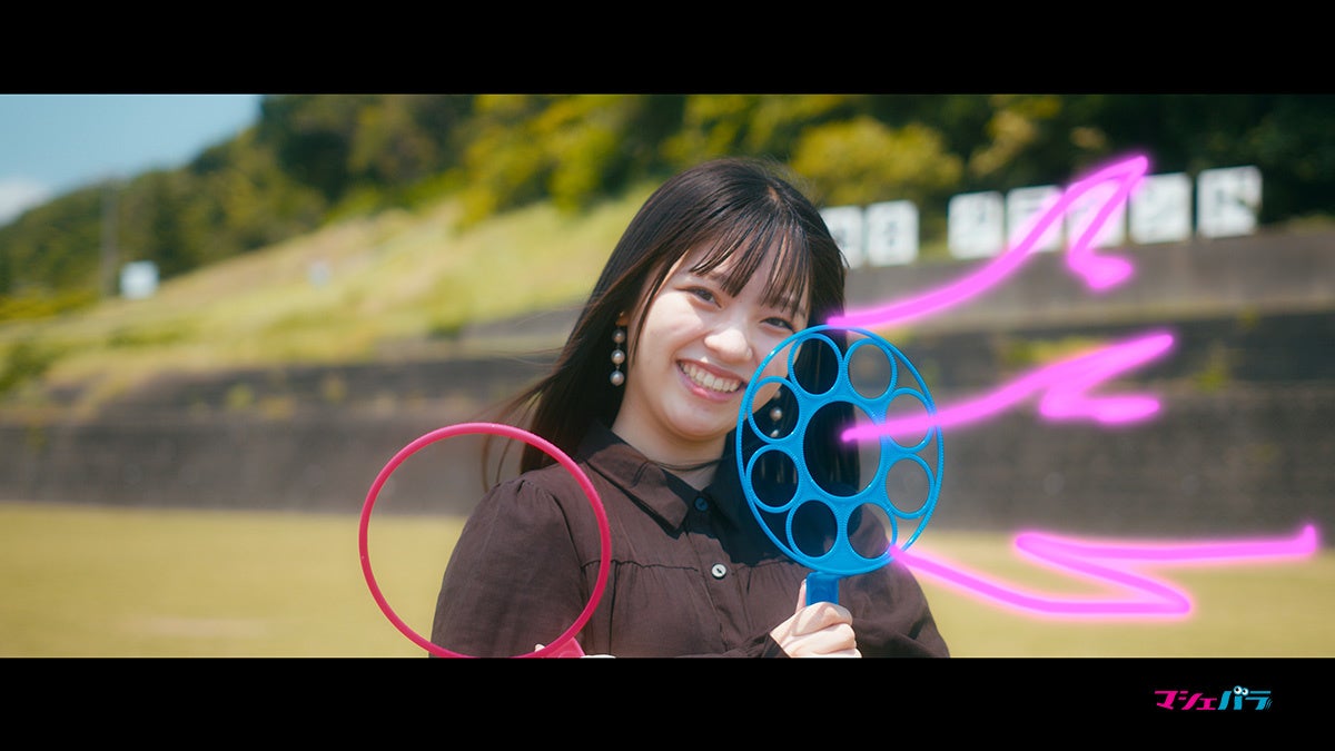 椎葉紋加（ミュージックビデオ「ODORIDAS!!!!」より）