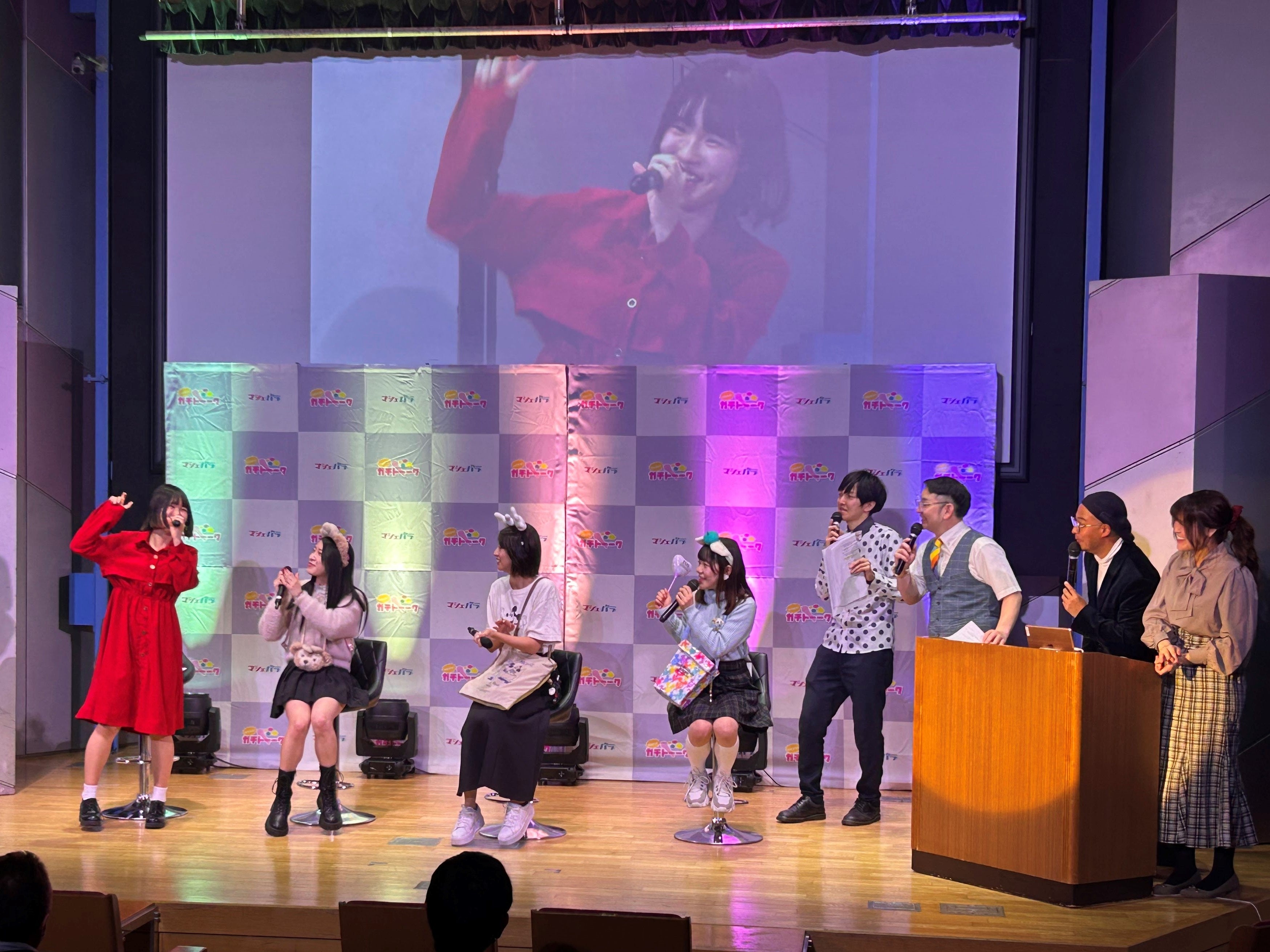 『ベニーランドの歌』を熱唱する春沢さん